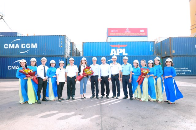 TÂN CẢNG MIỀN TRUNG - TĂNG SỨC CẠNH TRANH, MỞ RỘNG CÁC DỊCH VỤ LOGISTICS VÀ ĐÓN CÁC LOẠI TÀU